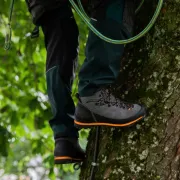 Utilisation des chaussures d'élagage RAMBLE GTX en gris et orange de Haix