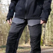 Zoom sur le pantalon de travail gris et noir Ultimate de MASCOT