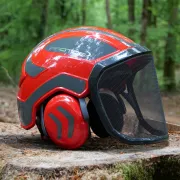 Zoom sur le casque Protos Forest Rouge et Gris PFANNER