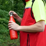 Utilisation de la bouteille Isotherme rouge cardinal de 1 litre Qwetch