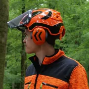 Zoom sur le casque Protos Forest Orange et Noir PFANNER