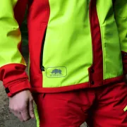Zoom sur la veste jaune et rouge Softshell Fuyu de SIP PROTECTION