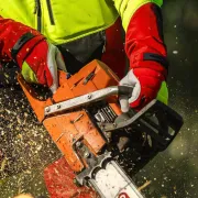 Mise en contexte des gants de protection anticoupure rouge & jaune Protect Pro de Oregon