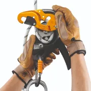 Ouverture du descendeur auto-freinant I'D S pour travaux en hauteur de PETZL