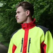 Utilisation de la veste jaune et rouge Softshell Fuyu de SIP PROTECTION