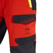 Zoom sur le logo du pantalon anticoupure de Classe 1 Infinity rouge et jaune de Solidur
