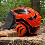 Vu sur le casque Protos Forest Orange et Noir PFANNER