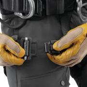 Clips du harnais cuissard AVAO SIT FAST de PETZL