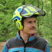 Utilisation du casque d'élagage Protos Integral Jaune Néon et Bleu Pfanner