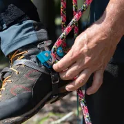Mise en contexte du bloqueur de pied ambidextre pour le travail en hauteur de Notch