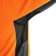 Vu sur la polaire gaufrée orange COB de SOLIDUR