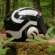 Zoom sur le casque Protos Forest Noir et Blanc PFANNER