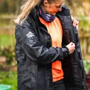 Mise en contexte de la polaire gaufrée de travail COB orange de Solidur