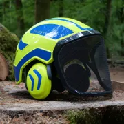 Plan sur le casque Protos Forest Jaune et Néon PFANNER