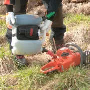 Mise en contexte du bec verseur d’huile pour chaînes pour les bidons double de Oregon