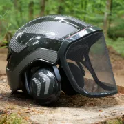 Zoom sur le casque Protos Forest Noir et Carbone PFANNER