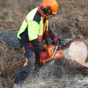 Utilisation de la veste de travail Softshell Woda en rouge avec les manches de Solidur