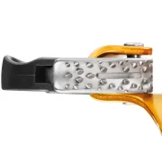 Ouverture du bloqueur ventral CROLL de taille S PETZL