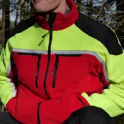 Zoom sur la Utilisation de la veste polaire rouge et jaune Jobby de Pfanner