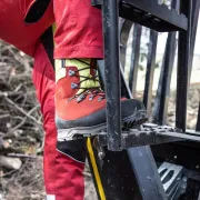 Mise en contexte des chaussures AC Protector Forest 2.1 GTX rouge et jaune de HAIX