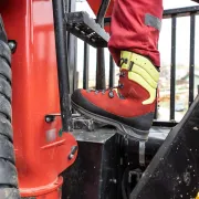 Utilisation des chaussures AC Protector Forest 2.1 GTX rouge et jaune de HAIX