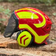 Côté du casque Protos Forest Rouge et Jaune PFANNER