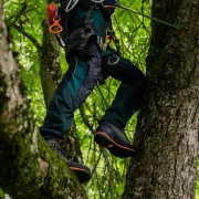 Mise en contexte des chaussures d'élagage RAMBLE GTX en gris et orange de Haix