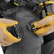 Fixation du baudrier d'élagage professionnel Sequoia Plus de Petzl
