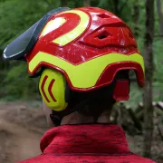 Dos du casque Protos Forest Rouge et Jaune PFANNER