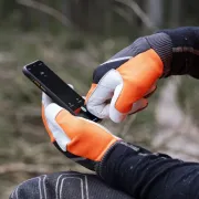 Utilisation des gants de protection anti-coupure Functional de Husqvarna