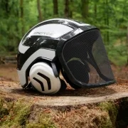 Plan sur le casque Protos Forest Noir et Blanc PFANNER