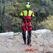 Plan sur le pantalon anticoupure de Classe 1 Infinity rouge et jaune de Solidur