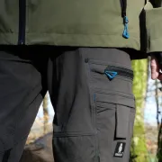 Zoom sur le pantalon de travail noir Advanced de MASCOT