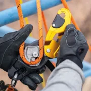 Utilisation du descendeur auto-freinant compact jaune Rig réparable de Petzl