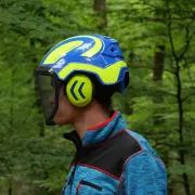 Zoom sur le casque Protos Forest Bleu et Jaune PFANNER