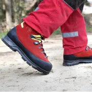 Plan sur les chaussures AC Protector Forest 2.1 GTX rouge et jaune de HAIX