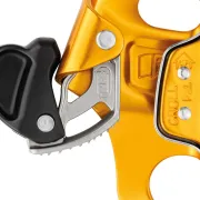 Zoom sur le bloqueur ventral CROLL de taille L PETZL