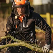 Mise en contexte de la veste imperméable Breathedry Softshell Noir de ARBORTEC