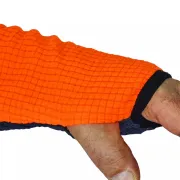 Zoom sur le manche de la polaire gaufrée orange COB de SOLIDUR