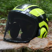 Zoom sur le casque d'élagage Protos Integral Noir et Jaune Pfanner