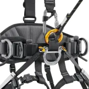 Zoom sur le harnais de travail AVAO FAST de Petzl
