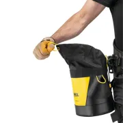 Ouverture de la pochette de rangement Toolbag 6L de Petzl