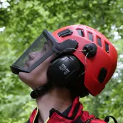 Mise en contexte de la visière grillagée noire pour casque Tectum Air de EDELRID