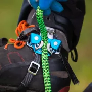 Zoom sur le bloqueur de pied ambidextre pour le travail en hauteur de Notch