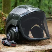 Côté du casque d'élagage Protos Integral Black et Carbone Pfanner