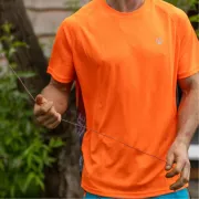 Mise en contexte du t-shirt à manches courtes orange Performance de Arbortec