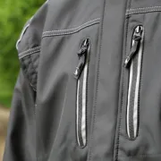 Zoom sur la veste de travail noir Fuyu de SIP PROTECTION