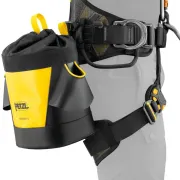 Mise en contexte de la pochette de rangement Toolbag 6L de Petzl