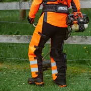 Arrière en utilisation de la de la Chaps de débrousaillage Solidur