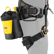 Mise en contexte de la pochette de rangement Toolbag 3L de Petzl